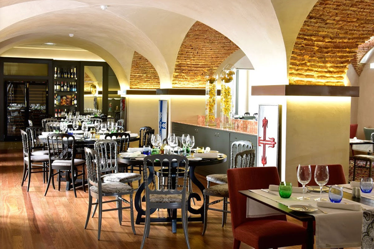 <b>Pousada de Lisboa</b> - Set along the Tagus River on the high-end shopping street, Avenida da Liberdade, the Pousada de Lisboa sits, grand and stately. The rooms are contemporary and elegant, the steakhouse has vaulted brick ceilings, and the spa has a pool, sauna, and hammam.