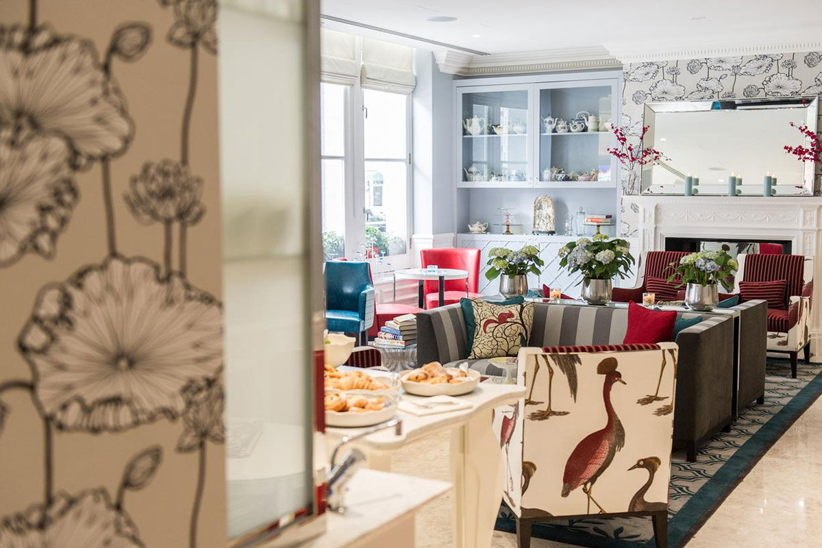 <b>The Ampersand Hotel</b> - This 1889 cosmopolitan boutique hotel features a French-styled drawing room, vintage-inspired Mediterranean restaurant and bar as well as contemporary and eclectic rooms. Perfect for design enthusiasts, the Ampersand Hotel is only a few minutes’ walk to the Victoria & Albert Museum, Harvey Nichols and Harrods.