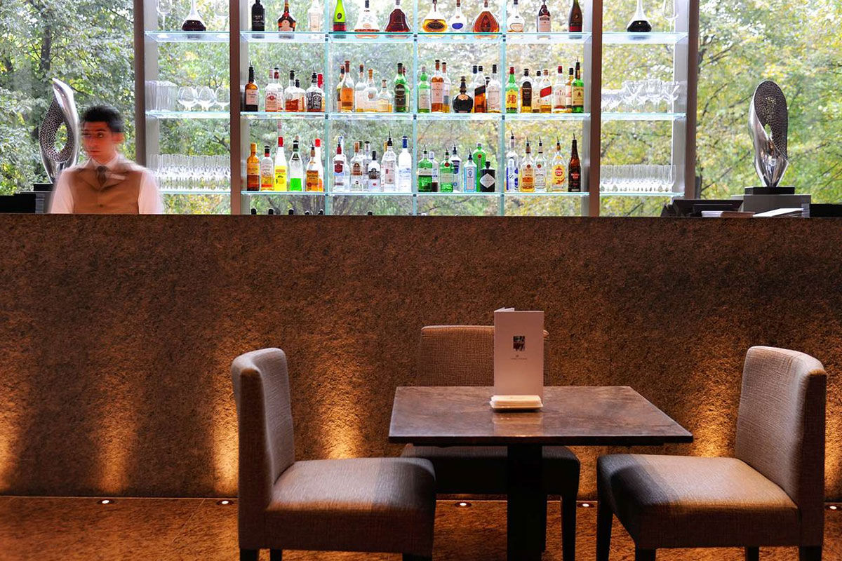 <b>Royal Garden Hotel</b> - Only a 5-minute walk to High Street Kensington’s shops, the Royal Garden Hotel is a flashy city structure overlooking the activity in Hyde Park. Dine at the refined Chinese restaurant or grab a drink at the elegant 10th floor bar.