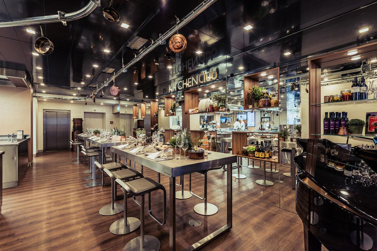 <b>Art Deco Montana</b> - Towering high above Lake Lucerne, the Art Deco Montana is in a panoramic location that is especially evident from its rooftop terrace and heated conservatory. The Mediterranean restaurant is lavish, the bar is stylish, and the lounge is warm and sleek.