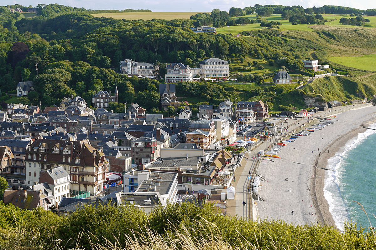 <b>Hotel Barrière Le Normandy</b> - With an air of Old-World elegance, this stately hotel is close to the Plage Deauville beach, Casino de Villers sur Mer and offers free loaner bikes for guests. Along with an indoor pool, tennis courts, and classically styled rooms, the Hotel Barriere Le Normandy also features a handsome bar with wood paneling and an elegant seafood restaurant with stained-glass windows.
