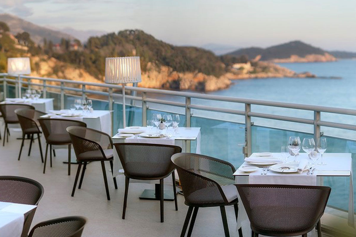 <b>Hotel Bellevue</b> - Sleek and romantic, the Hotel Bellevue is built high on a cliff overlooking Miramare Bay. Only a short distance from the Old Town, guests love to explore the city during the day and retreat to this modern, upscale hotel for a beachside dinner, evening cocktail and relaxing sleep before tomorrow’s private-beach-day.