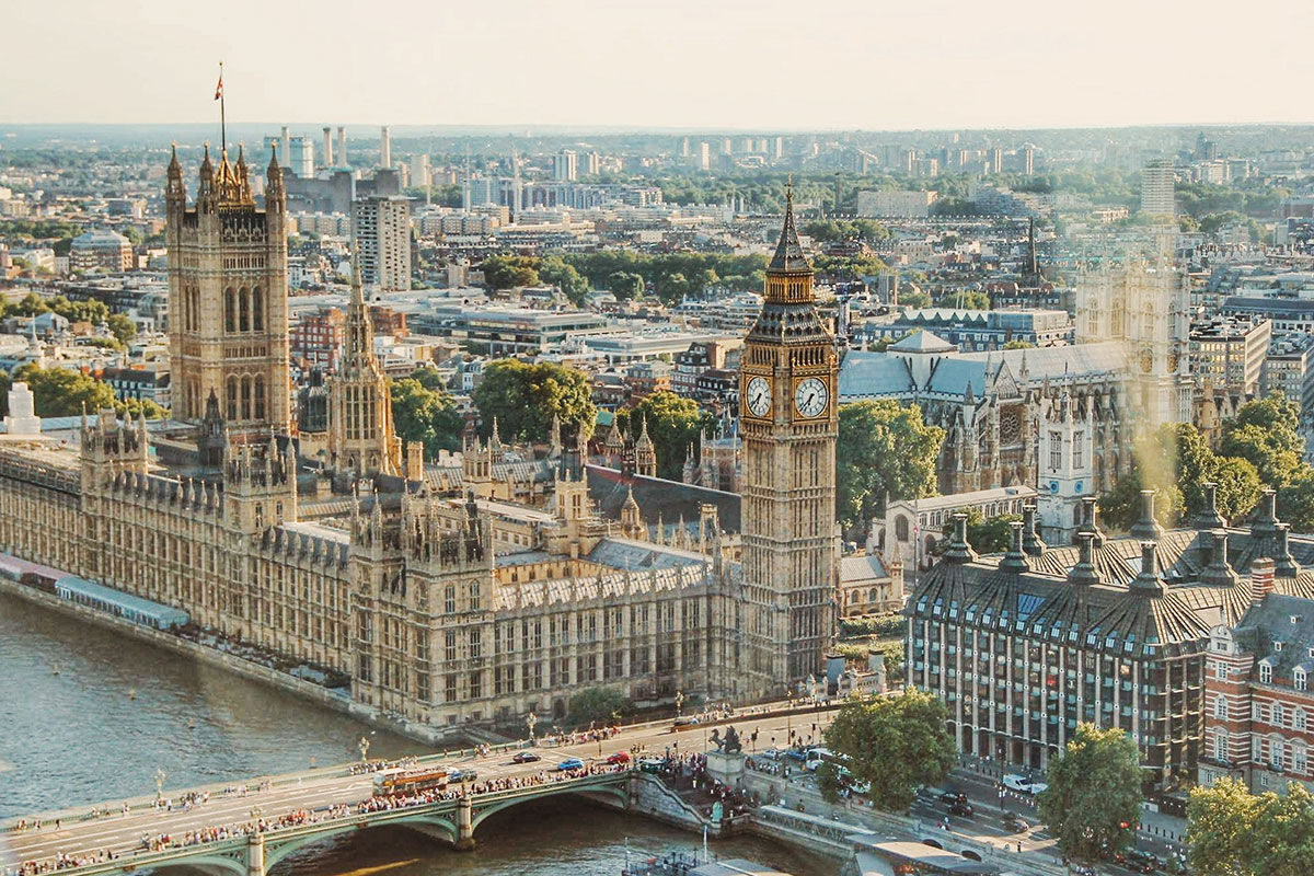 <b>COMO The Halkin</b> - Located in Belgravia, one of London’s most affluent districts, the Halkin is a boutique hotel set in a Georgian-style building with an elegant and discreet environment. Offerings include an acclaimed Basque restaurant with a glitzy ceiling, a stylish tapas bar and yoga classes for guests.