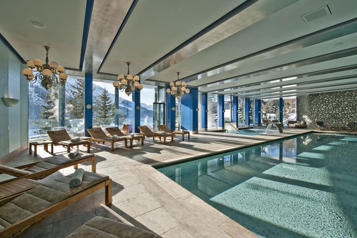 <b>Carlton Hotel</b> - Built in 1913, the Carlton hotel represents a new dimension of self-assured luxury with its 2 upscale restaurants, bar with a terrace and phenomenal Lake St. Moritz views. The rooms are airy and elegant, the spa has an indoor pool, and there’s a majestic fireplace flanked by comfortable leather couches.
