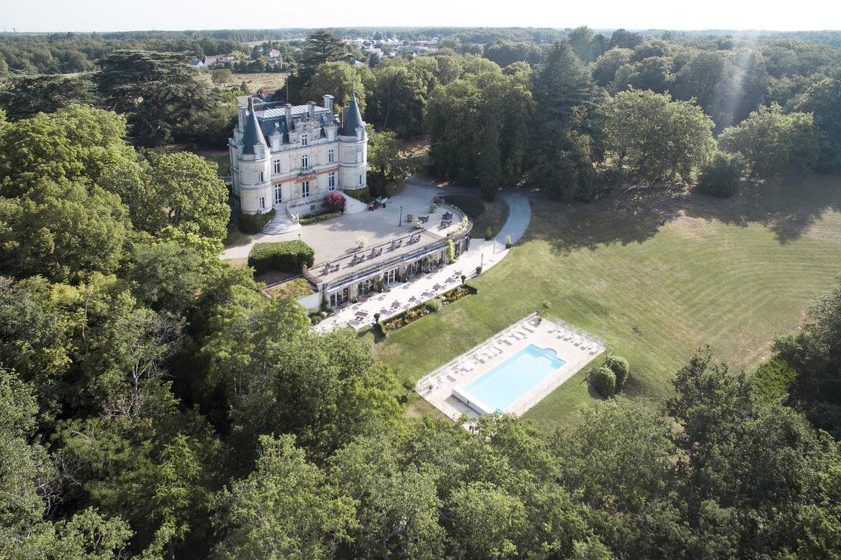 <b>Domaine de la Tortinière, Veigne</b> - Housed in a white turreted castle, the Domaine de la Tortiniere is for sophisticated and discerning guests. The rooms have a mix of modern décor and antique furnishings; the fine dining restaurant is enclosed in glass; the bar has a pool table, and there are walking trails around the lake for guests to admire the paddleboats.