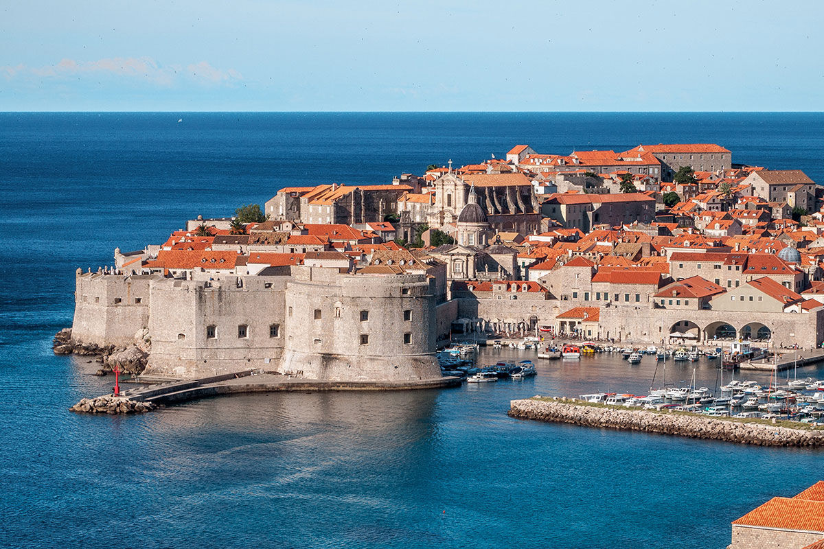 <b>Dominus Little Palace</b> - In the center of Old Town, next to the Ethnographic Museum, rests a rustic stone building that houses Dominus Little Palace. With wood beamed ceilings, exposed stone walls and bright touches in the rooms, this charming boutique hotel has a tranquil atmosphere in a prime location.