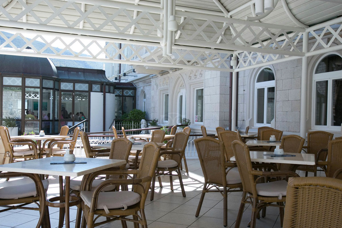 <b>Hotel Lapad</b> - Set by the waterfront on the Lapad Peninsula, this upscale hotel is housed in an ornate Victorian building that holds an atmosphere of grandeur. Surrounded by palm trees, the Hotel Lapad has polished rooms with a modern edge and a pool with views over Gruz Harbour.