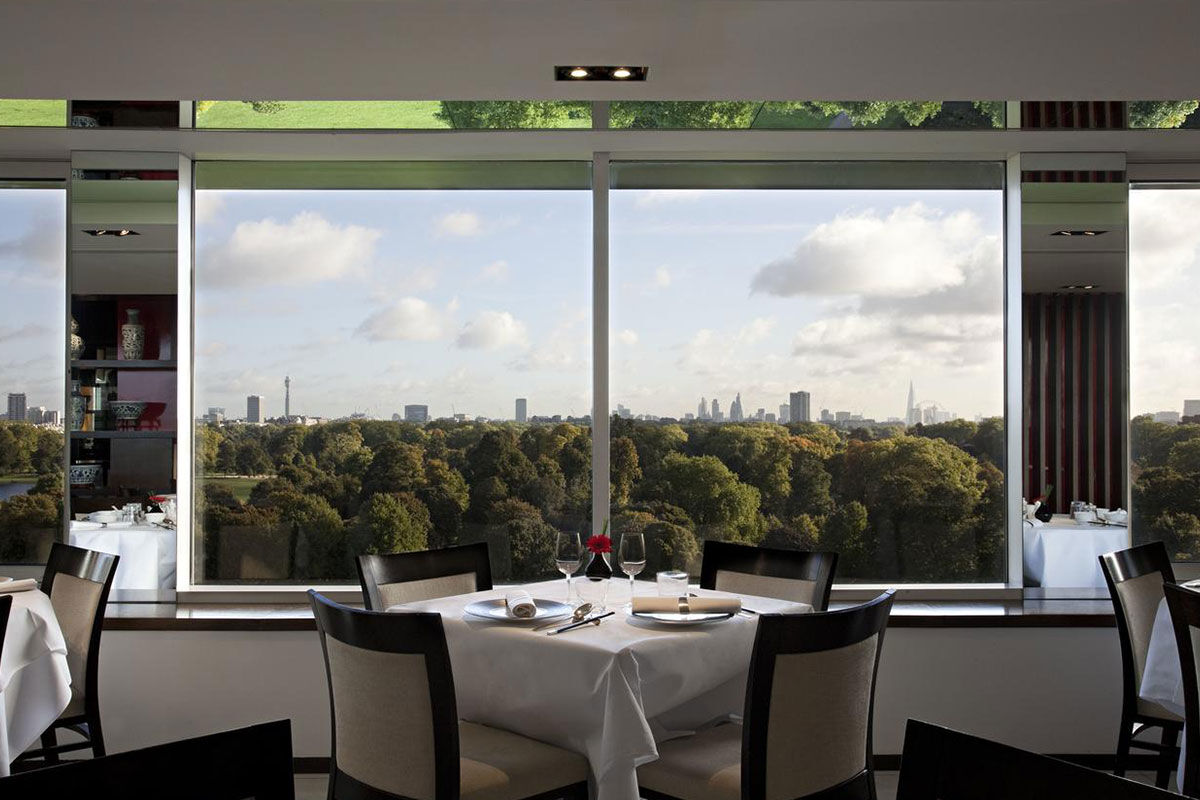 <b>Royal Garden Hotel</b> - Only a 5-minute walk to High Street Kensington’s shops, the Royal Garden Hotel is a flashy city structure overlooking the activity in Hyde Park. Dine at the refined Chinese restaurant or grab a drink at the elegant 10th floor bar.