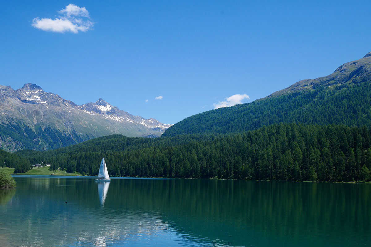 <b>Carlton Hotel</b> - Built in 1913, the Carlton hotel represents a new dimension of self-assured luxury with its 2 upscale restaurants, bar with a terrace and phenomenal Lake St. Moritz views. The rooms are airy and elegant, the spa has an indoor pool, and there’s a majestic fireplace flanked by comfortable leather couches.