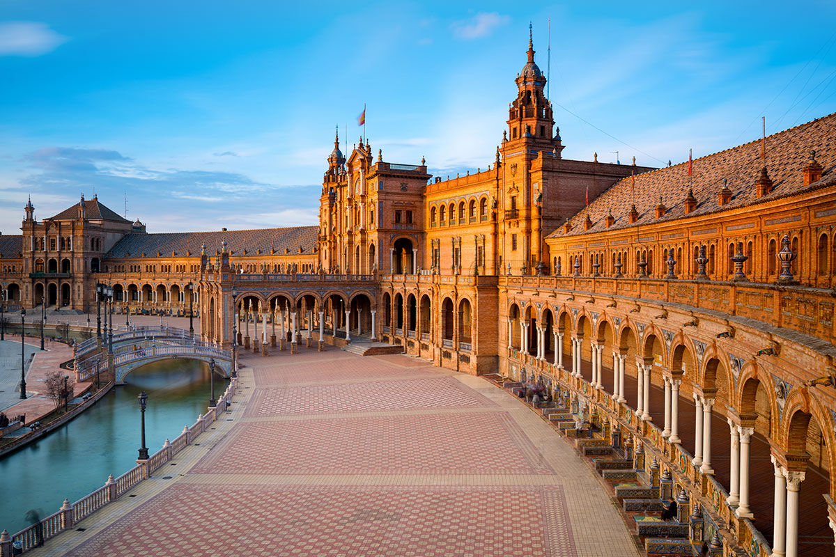 <b>Alfonso XIII</b> - Built in 1929, this grand hotel in the city center is only a 10-minute walk from the Alcazar Royal Palace. It features rooms that blend contemporary and traditional Spanish décor, as well as an outdoor pool, upscale restaurant and tapas/cocktail bars.