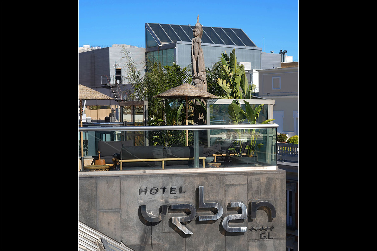 <b>Hotel Urban</b> - An 8-minute walk from the Museo del Prado and a 15-minute walk from the Royal Palace of Madrid, this art-deco hotel features a permanent display of art from Papua New Guinea. It is sleek, avant-guard and has a sophisticated oyster bar as well as rooftop terrace with bar service.