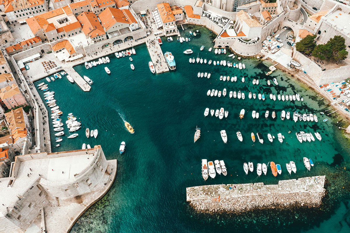 <b>Hotel Lapad</b> - Set by the waterfront on the Lapad Peninsula, this upscale hotel is housed in an ornate Victorian building that holds an atmosphere of grandeur. Surrounded by palm trees, the Hotel Lapad has polished rooms with a modern edge and a pool with views over Gruz Harbour.