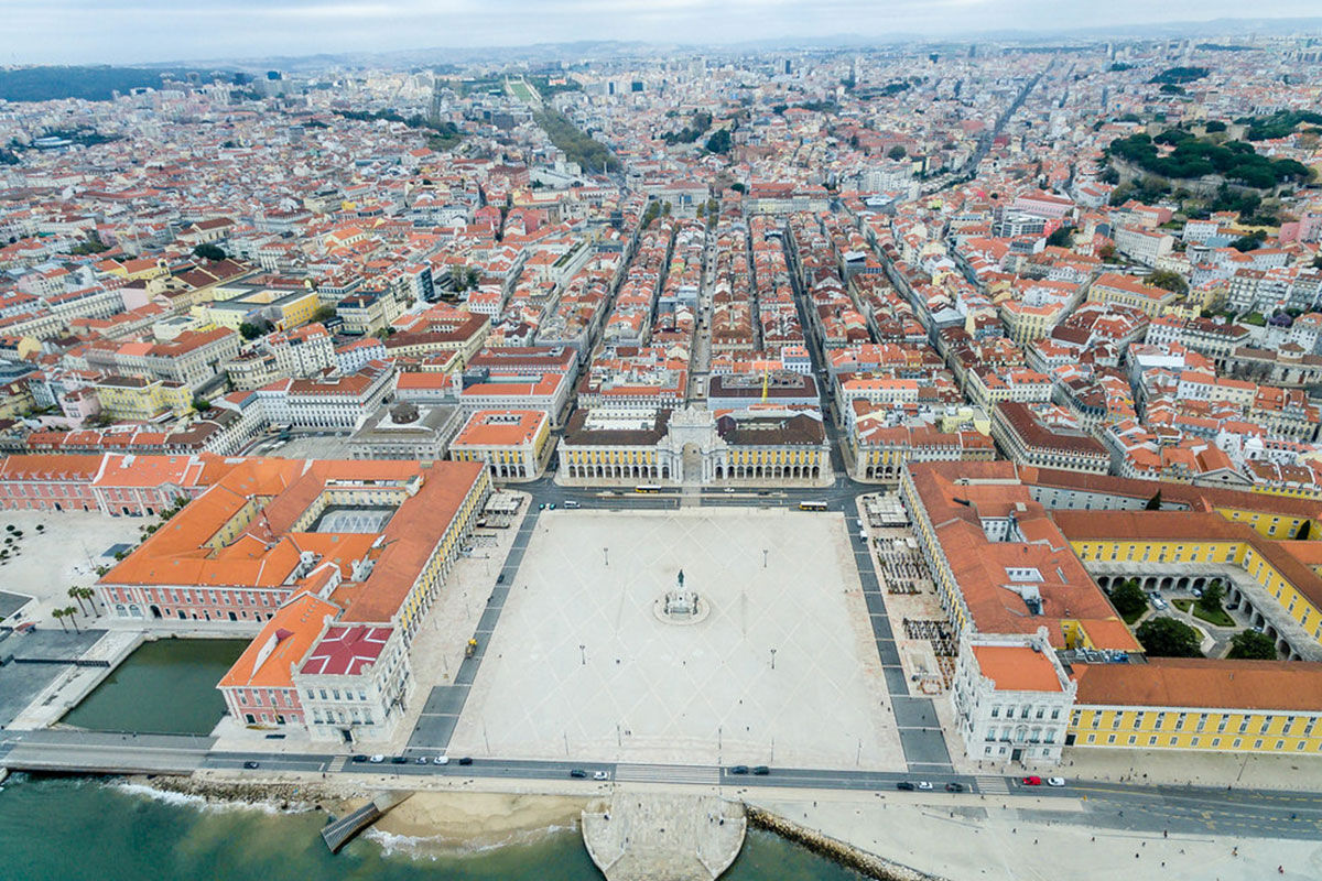 <b>Pousada de Lisboa</b> - Set along the Tagus River on the high-end shopping street, Avenida da Liberdade, the Pousada de Lisboa sits, grand and stately. The rooms are contemporary and elegant, the steakhouse has vaulted brick ceilings, and the spa has a pool, sauna, and hammam.