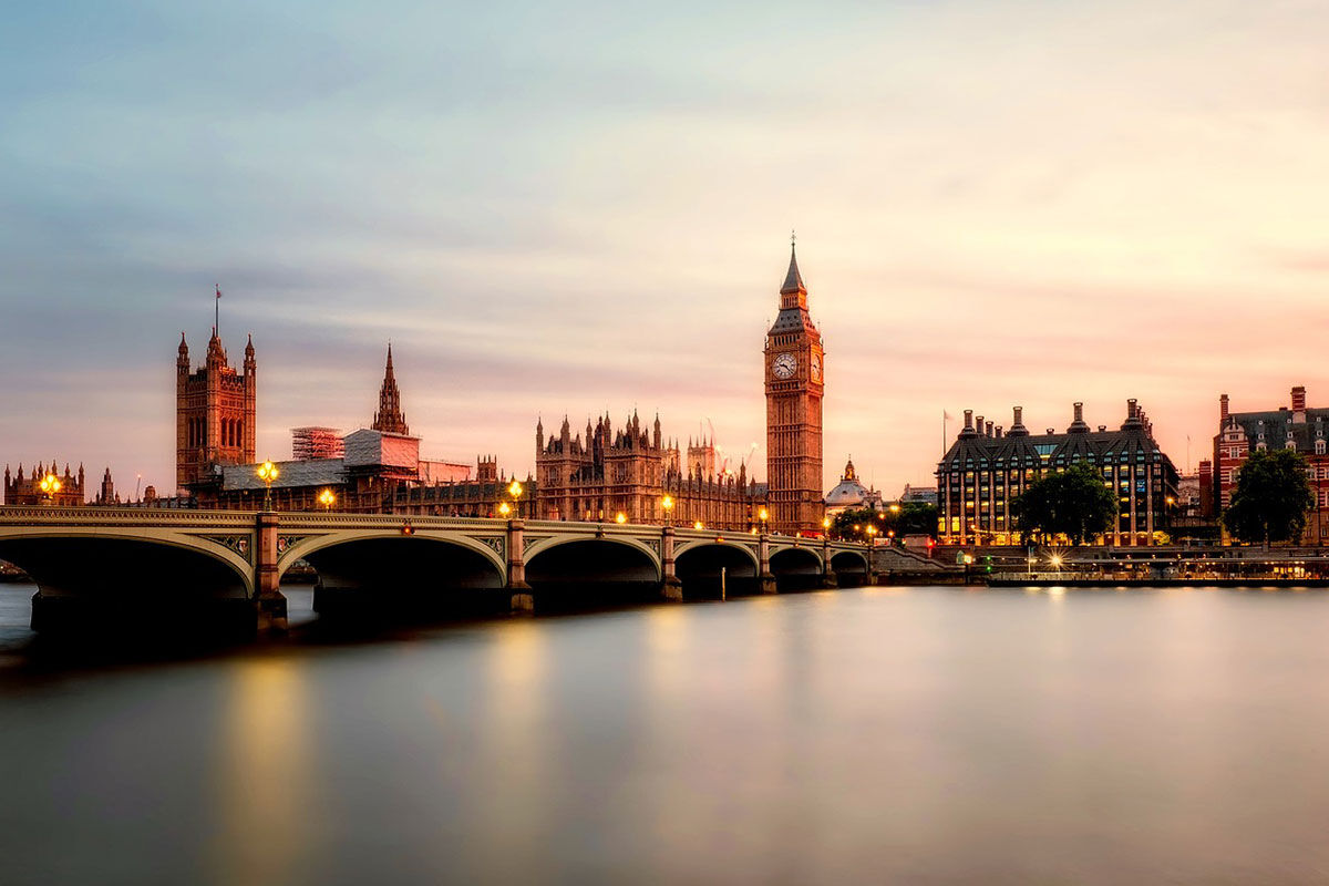 <b>The Ampersand Hotel</b> - This 1889 cosmopolitan boutique hotel features a French-styled drawing room, vintage-inspired Mediterranean restaurant and bar as well as contemporary and eclectic rooms. Perfect for design enthusiasts, the Ampersand Hotel is only a few minutes’ walk to the Victoria & Albert Museum, Harvey Nichols and Harrods.