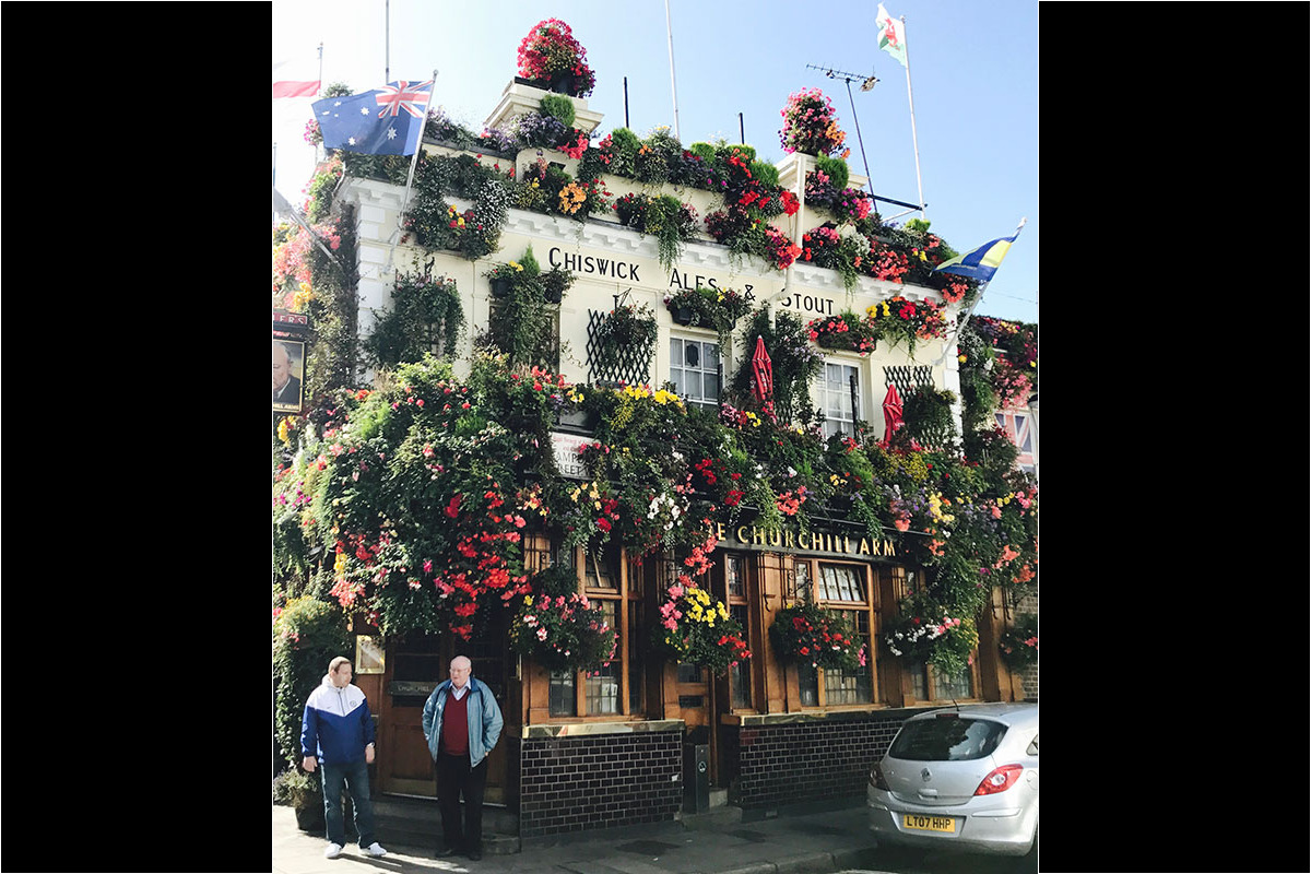 <b>Royal Garden Hotel</b> - Only a 5-minute walk to High Street Kensington’s shops, the Royal Garden Hotel is a flashy city structure overlooking the activity in Hyde Park. Dine at the refined Chinese restaurant or grab a drink at the elegant 10th floor bar.