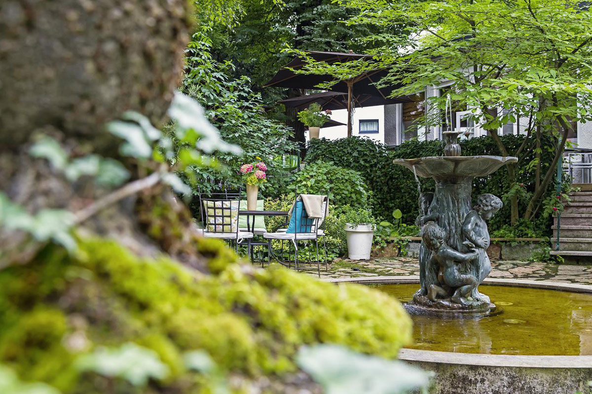 <b>Villa Auersperg</b> - Family-run for 3 generations, the Villa Auersperg is a boutique hotel housed in a 19th century villa at the foot of Kapuzinerberg. With modern rooms, a rooftop terrace, sauna and yoga classes, guests can enjoy everything this laid-back hotel has to offer.