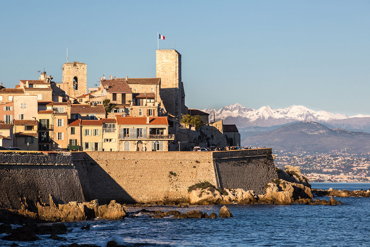 <b>Belles Rives, Antibes</b> - Guests are welcomed into this 1920s art deco hotel and overcome by the Mediterranean view, lavish furnishings and ornate fine dining restaurant. There are also outdoor terraces, a piano bar and private beach.