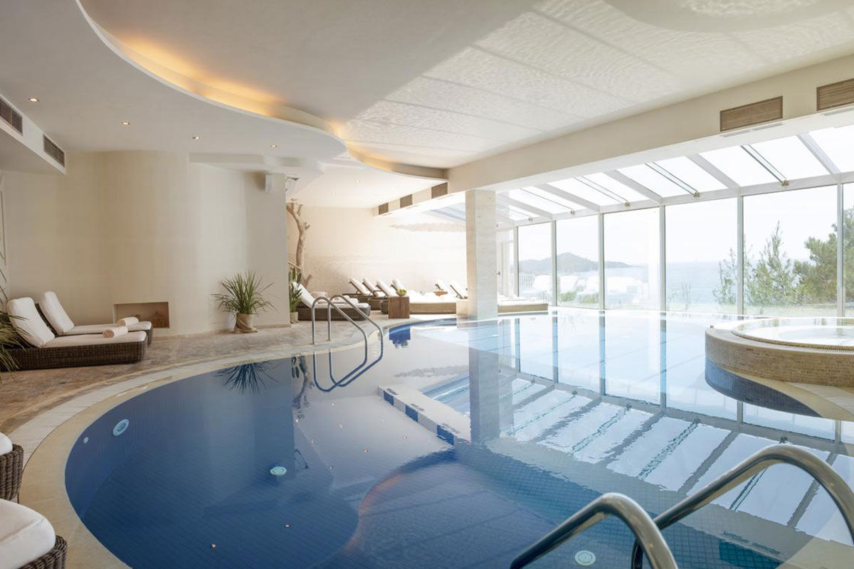 <b>Hotel Bellevue</b> - Sleek and romantic, the Hotel Bellevue is built high on a cliff overlooking Miramare Bay. Only a short distance from the Old Town, guests love to explore the city during the day and retreat to this modern, upscale hotel for a beachside dinner, evening cocktail and relaxing sleep before tomorrow’s private-beach-day.