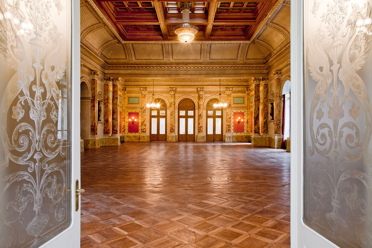 <b>Hotel Schweizerhof</b> - Built in 1845, this Rococo-styled hotel is nestled right in the Old Town and is a 5-minutes’ walk to the iconic Kapellbrucke covered bridge. The glass-enclosed restaurant, terrace and sleek bar are all open for investigating.