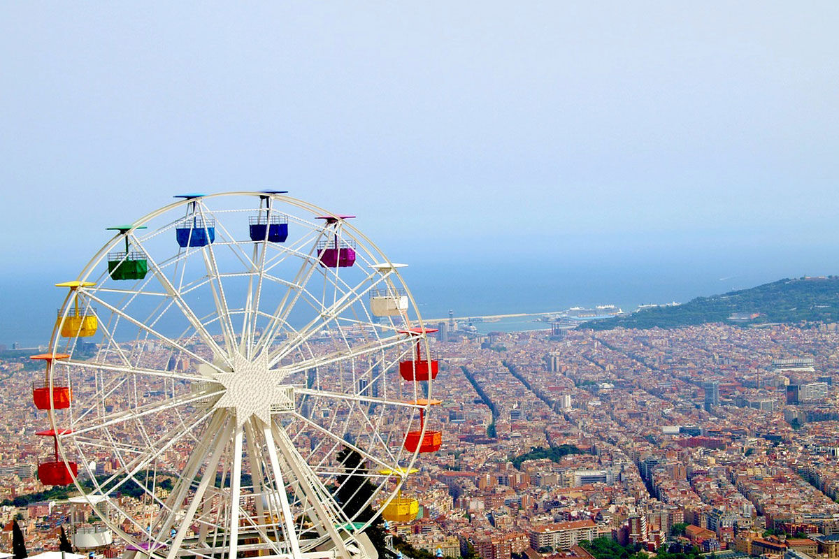 <b>Majestic Hotel & Spa</b> - Grand and classically decorated, the Majestic Hotel & Spa features marble floors, pillared entranceways and an overall feeling of exclusivity. The rooftop terrace features a refreshing pool and plenty of sun loungers to take advantage of.