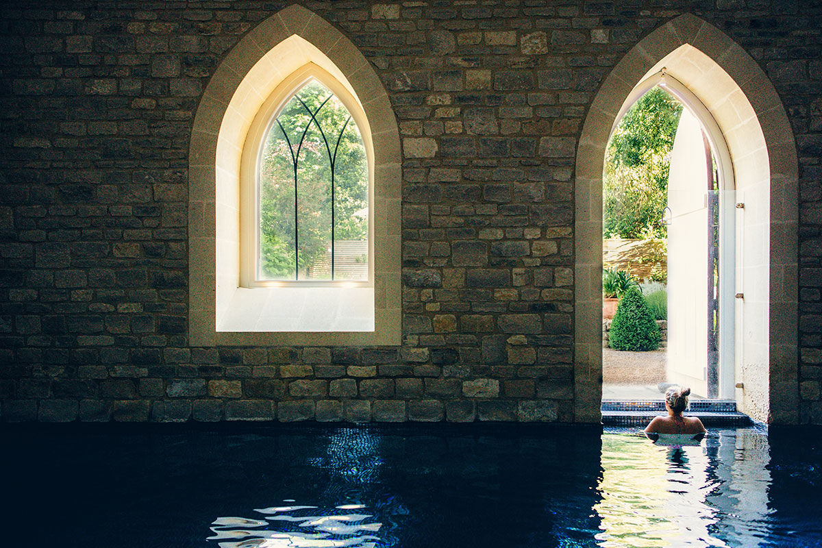 <b>The Royal Crescent Hotel & Spa</b> - In the middle of the Georgian Crescent and overlooking Victoria Park, The Royal Crescent Hotel & Spa has picturesque landscaped grounds, an award-winning restaurant and bar, and 18th century styled rooms. Set in the original coach house and stables, the Bath House Spa includes a steam room, relaxation pool and salt therapy treatments.