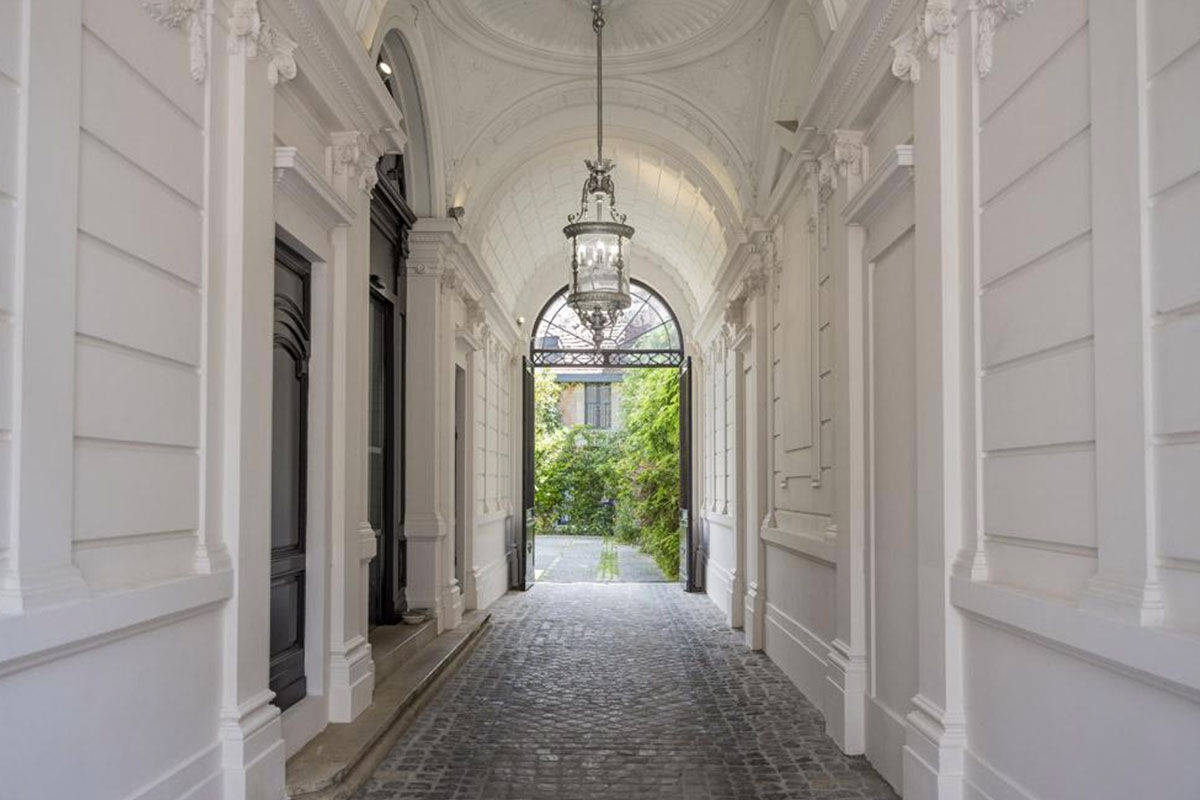 <b>Yndō Hotel</b> - Located in downtown Bordeaux, the Yndo Hotel is a transformed private mansion with swanky, chic furnishings. The hues are warm and sultry, the fabrics are quality and the atmosphere is artistic and luxe. With high standards, this boutique hotel offers an exclusive restaurant, tasting room, plush lounge and a patio overlooking the courtyard garden.