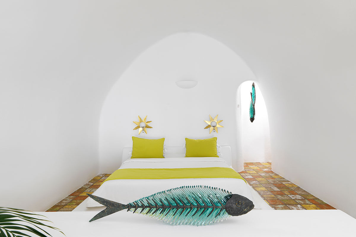 <b>Astra Suites, Imerovigli</b> - Set high on top of volcanic cliffs by the edge of the peaceful village Imerovigli, this all-suite hotel is contemporary and welcoming. Offering an infinity pool, romantic dining experiences and a spa area with a massage room, this picturesque complex helps guests enjoy life’s simple pleasures.