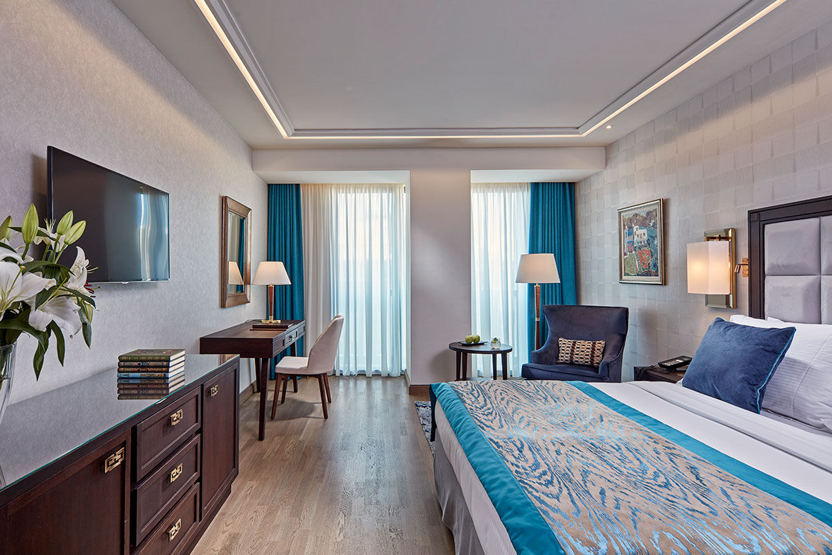 <b>Electra Metropolis</b> - Situated next to Syntagma Square (the most famous square in Greece), the Electra Metropolis opened its doors in 2016. With a fresh take on Athens’ hospitality, this retro-chic hotel has it all: local art, fine dining, rooftop pool, and the Agia Dynami chapel located on the ground floor.