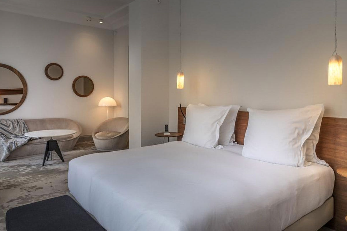 <b>Yndō Hotel</b> - Located in downtown Bordeaux, the Yndo Hotel is a transformed private mansion with swanky, chic furnishings. The hues are warm and sultry, the fabrics are quality and the atmosphere is artistic and luxe. With high standards, this boutique hotel offers an exclusive restaurant, tasting room, plush lounge and a patio overlooking the courtyard garden.