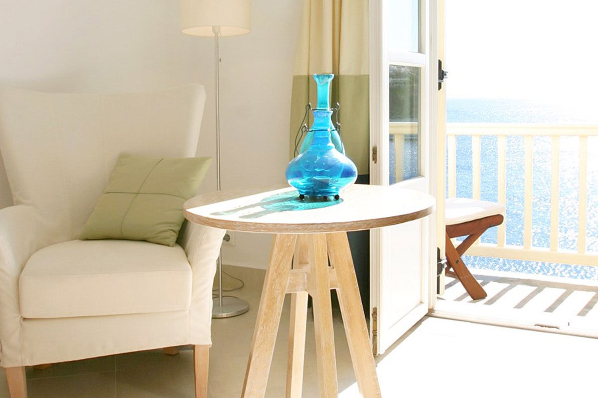 <b>Petasos Resort & Spa, Platis Yialos</b> - Sitting on a private peninsula and overlooking the Aegean Sea, the newly renovated Petasos Resort & Spa is Mediterranean luxury at its finest. With airy rooms, VIP restaurant, spa and a pool with views of the yachts in the Bay of Psarou, guests can enjoy privacy and peaceful tranquility.