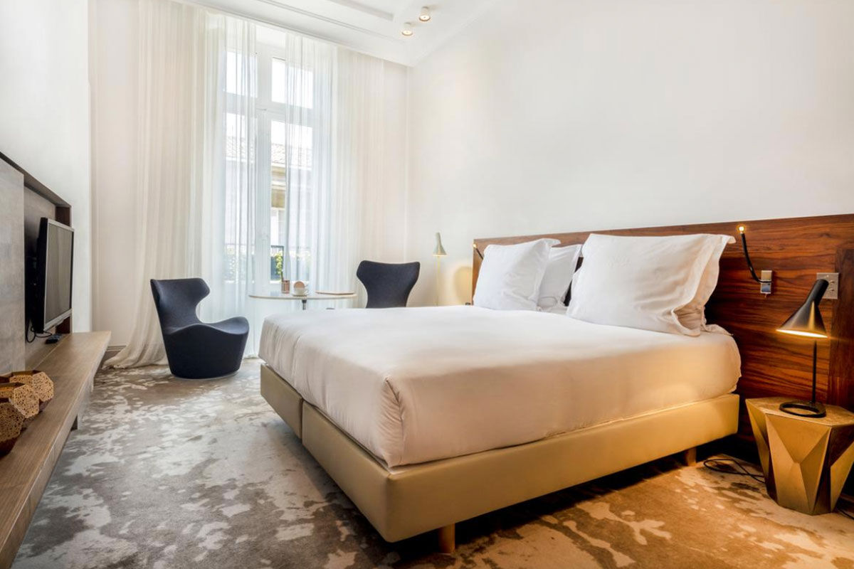 <b>Yndō Hotel</b> - Located in downtown Bordeaux, the Yndo Hotel is a transformed private mansion with swanky, chic furnishings. The hues are warm and sultry, the fabrics are quality and the atmosphere is artistic and luxe. With high standards, this boutique hotel offers an exclusive restaurant, tasting room, plush lounge and a patio overlooking the courtyard garden.