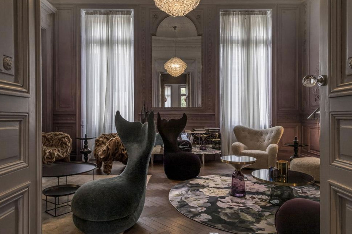 <b>Yndō Hotel</b> - Located in downtown Bordeaux, the Yndo Hotel is a transformed private mansion with swanky, chic furnishings. The hues are warm and sultry, the fabrics are quality and the atmosphere is artistic and luxe. With high standards, this boutique hotel offers an exclusive restaurant, tasting room, plush lounge and a patio overlooking the courtyard garden.