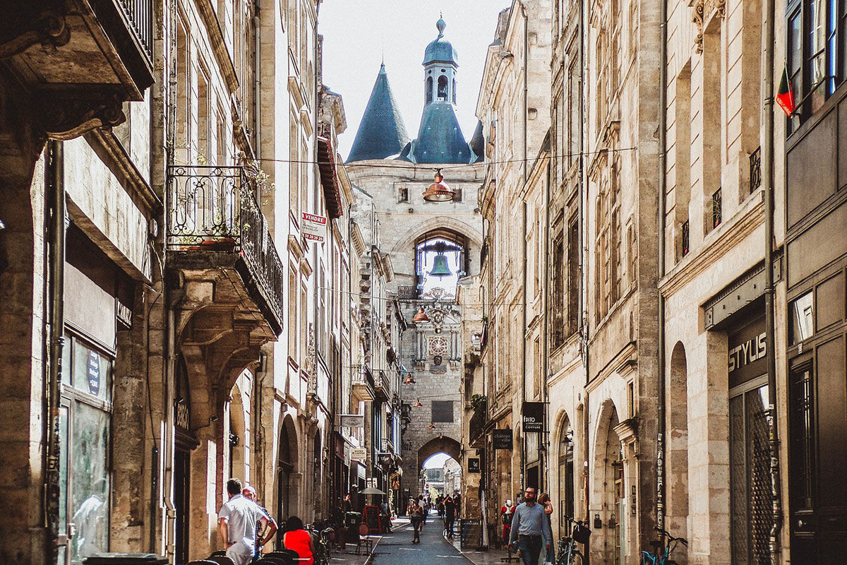 <b>Yndō Hotel</b> - Located in downtown Bordeaux, the Yndo Hotel is a transformed private mansion with swanky, chic furnishings. The hues are warm and sultry, the fabrics are quality and the atmosphere is artistic and luxe. With high standards, this boutique hotel offers an exclusive restaurant, tasting room, plush lounge and a patio overlooking the courtyard garden.