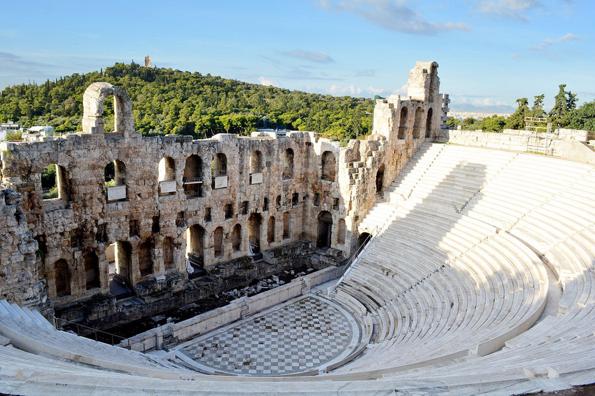 <b>Electra Metropolis</b> - Situated next to Syntagma Square (the most famous square in Greece), the Electra Metropolis opened its doors in 2016. With a fresh take on Athens’ hospitality, this retro-chic hotel has it all: local art, fine dining, rooftop pool, and the Agia Dynami chapel located on the ground floor.