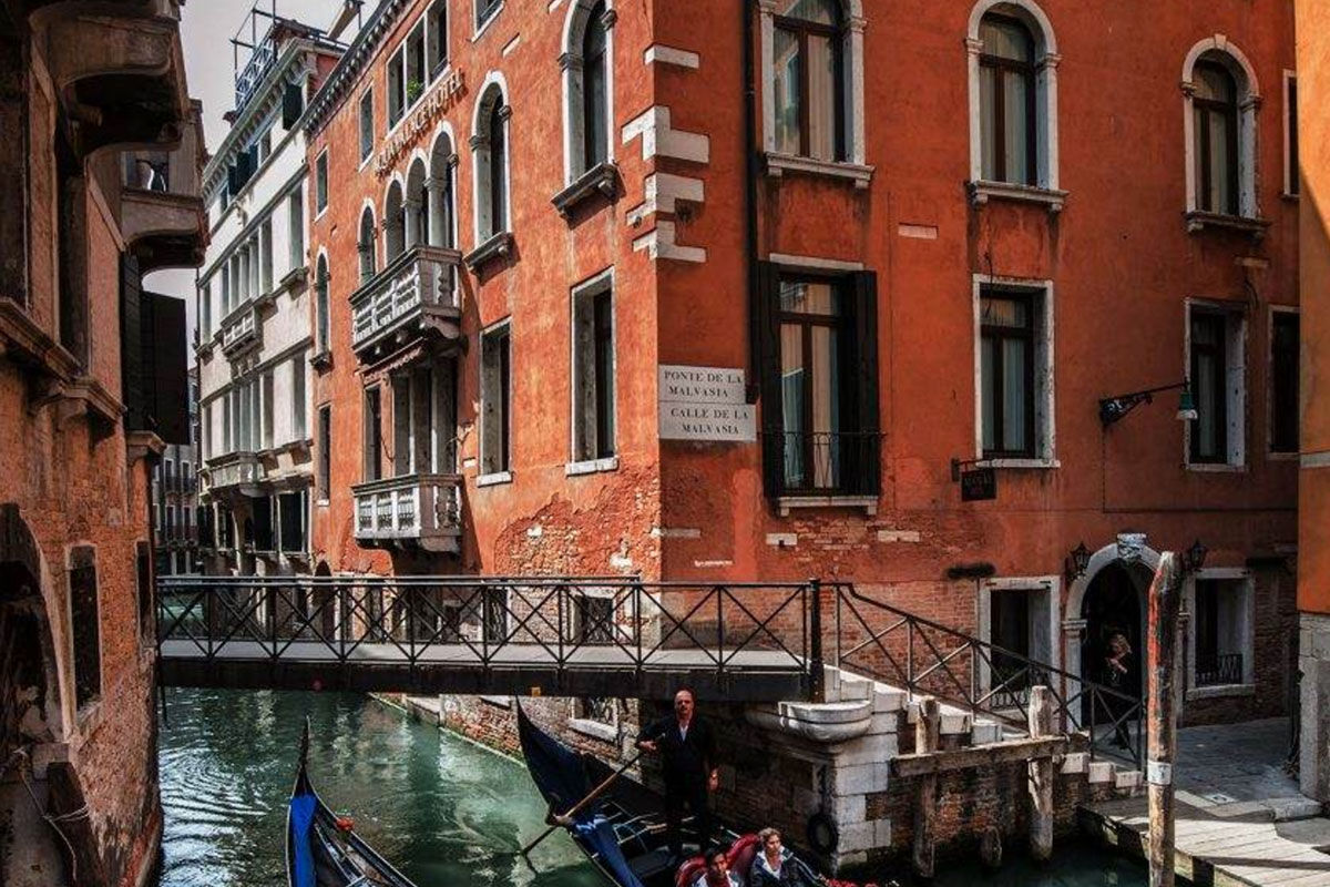 <b>Aqua Palace Hotel</b> - Located within the Castello quarter, this luxury boutique has an air of seduction, charm and mystery. Its soft lighting, luxe linens and gothic coloring makes for a moody and romantic escape on the rio de San Zulian.