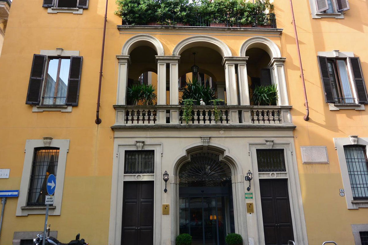 <b>Hotel Gran Duca di York</b> - Sitting on a cobblestone street and set in a palazzo from the 19th century, the Hotel Gran Duca di York is full of Old-World charm and romance. This boutique hotel welcomes you with its courtyard, lounge and collection of antique frescoes.