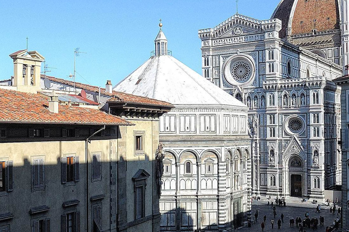 <b>B&B La Dimora degli Angeli</b> - Located in the old quadrilateral of Roman Florentia, this 19th century building has views of the piazza del Duomo and piazza San Giovanni. With only twelve guestrooms, this intimate and inviting B&B will give you the comfort of home and the inspiration to step out onto historic streets.