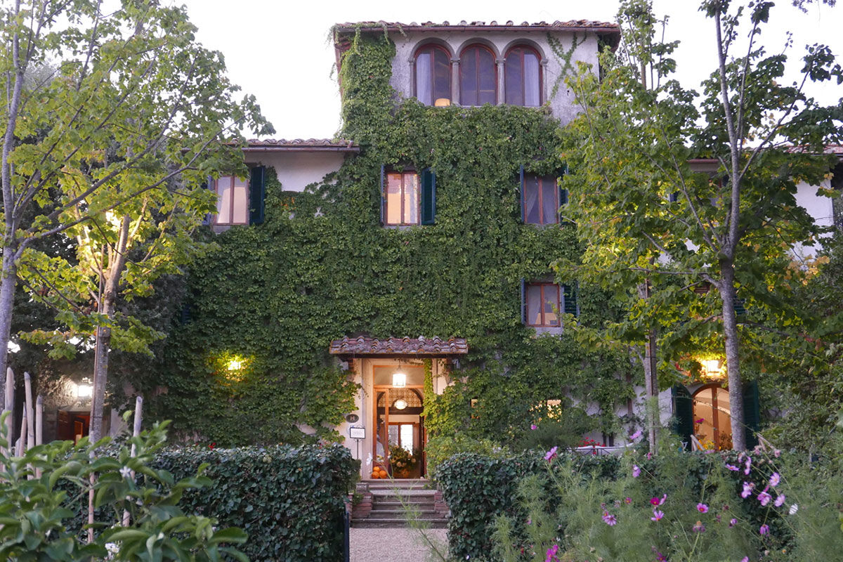 <b>Villa Le Barone</b> - This charming boutique hotel consists of quaint cottages, barns and a 16th century villa covered in ivy. With antique furnishings and a down-to-earth Tuscan restaurant, Villa Le Barone has an unspoiled ambiance of timeless Chianti warmth.