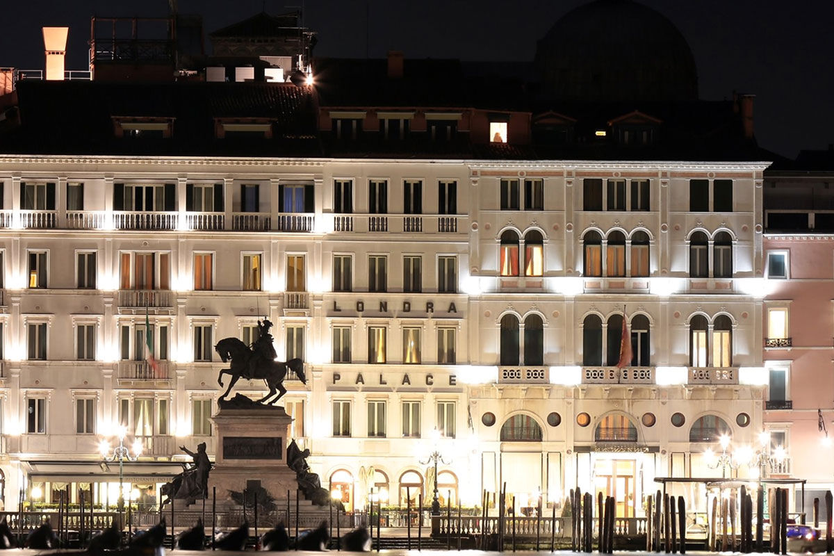 <b>Londra Palace</b> - Overlooking the Venetian Lagoon and San Marco basin, this genteel hotel has two elegant restaurants as well as a bar, lounge and rooftop terrace. The quality tapestries and brocades transport you from modern Venice to the days of opulence and splendor.