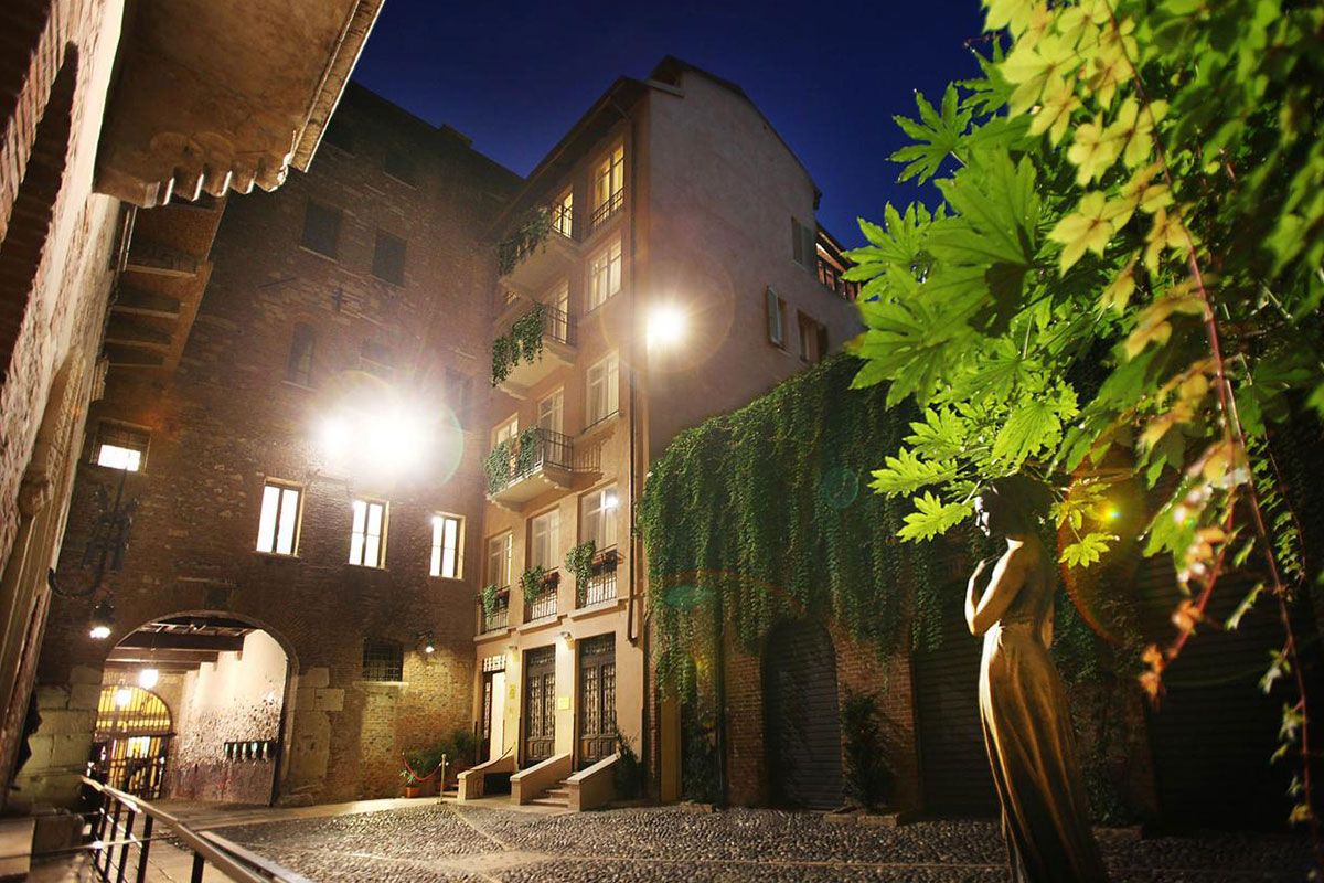 <b>Il Sogno di Giulietta</b> - Located within the courtyard of La Casa di Giulietta, you can’t get any closer to Shakespeare’s romantic world. With antique furnishings, this upscale boutique hotel has a dreamy charm; it even opens the courtyard to guests at night, while otherwise closed to the public.