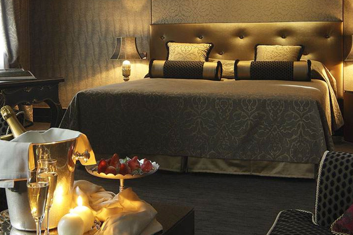 <b>Aqua Palace Hotel</b> - Located within the Castello quarter, this luxury boutique has an air of seduction, charm and mystery. Its soft lighting, luxe linens and gothic coloring makes for a moody and romantic escape on the rio de San Zulian.