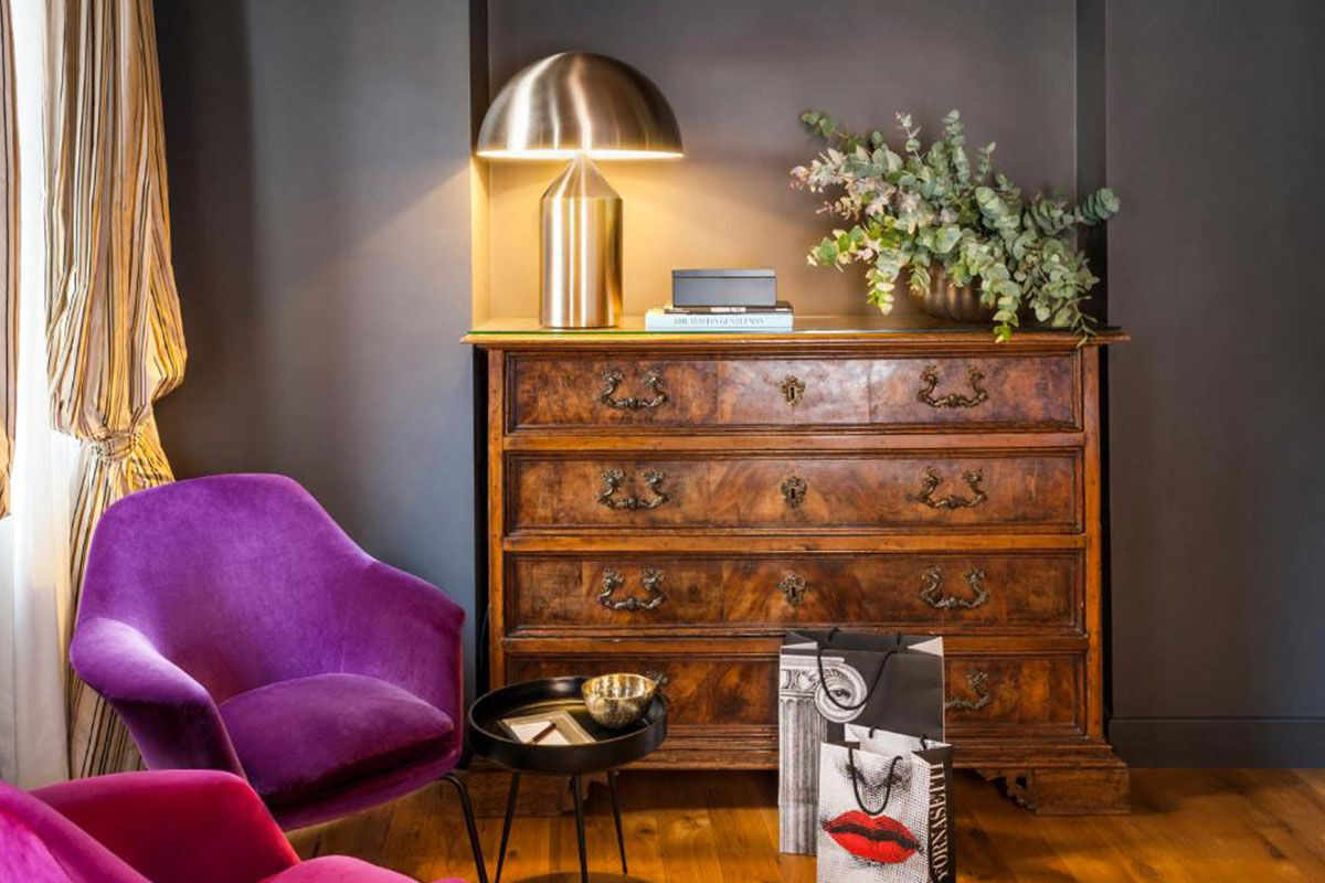 <b>Crossing Condotti</b> - Located off a chic side street just behind the Piazza di Spagna, this contemporary boutique serves as both a retreat as well as a launch pad for exploration. It is a cleverly furnished neo-Baroque apartment using Sicilian antiques and beamed ceilings to create a modern-Renaissance feel for your stay.