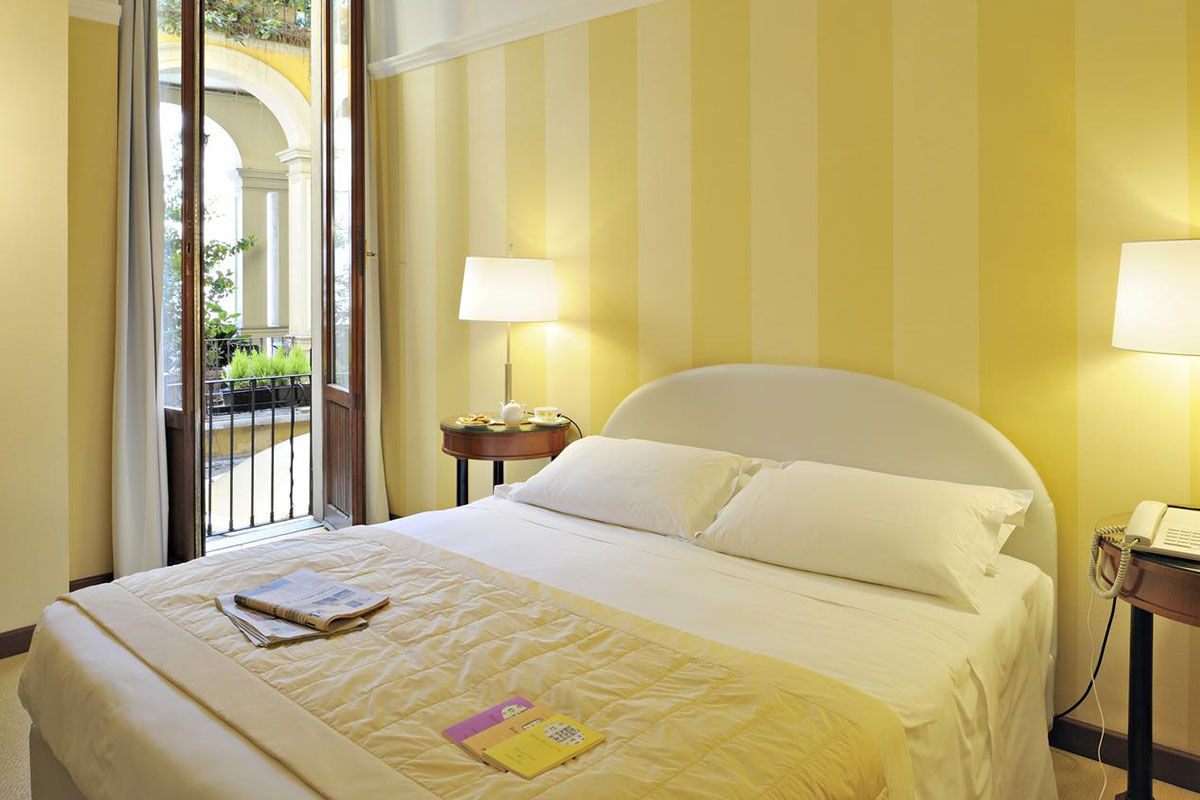 <b>Hotel Gran Duca di York</b> - Sitting on a cobblestone street and set in a palazzo from the 19th century, the Hotel Gran Duca di York is full of Old-World charm and romance. This boutique hotel welcomes you with its courtyard, lounge and collection of antique frescoes.