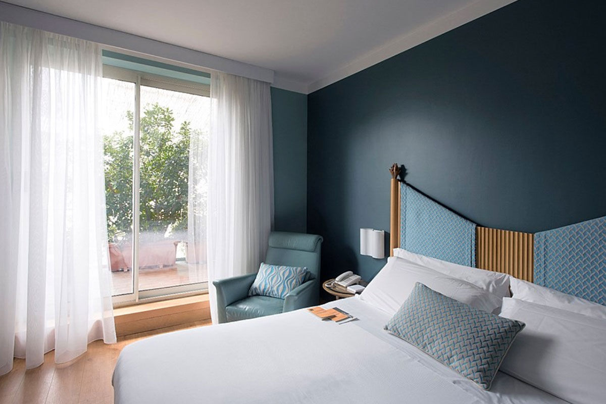 <b>Hotel Spadari al Duomo</b> - Only a 4-minute walk to the Duomo and fashion district, the Hotel Spadari al Duomo offers bright and airy rooms with a polished vibrancy. Contemporary and beautifully designed, this intimate boutique hotel displays art on its walls and maintains air of minimalist comfort.