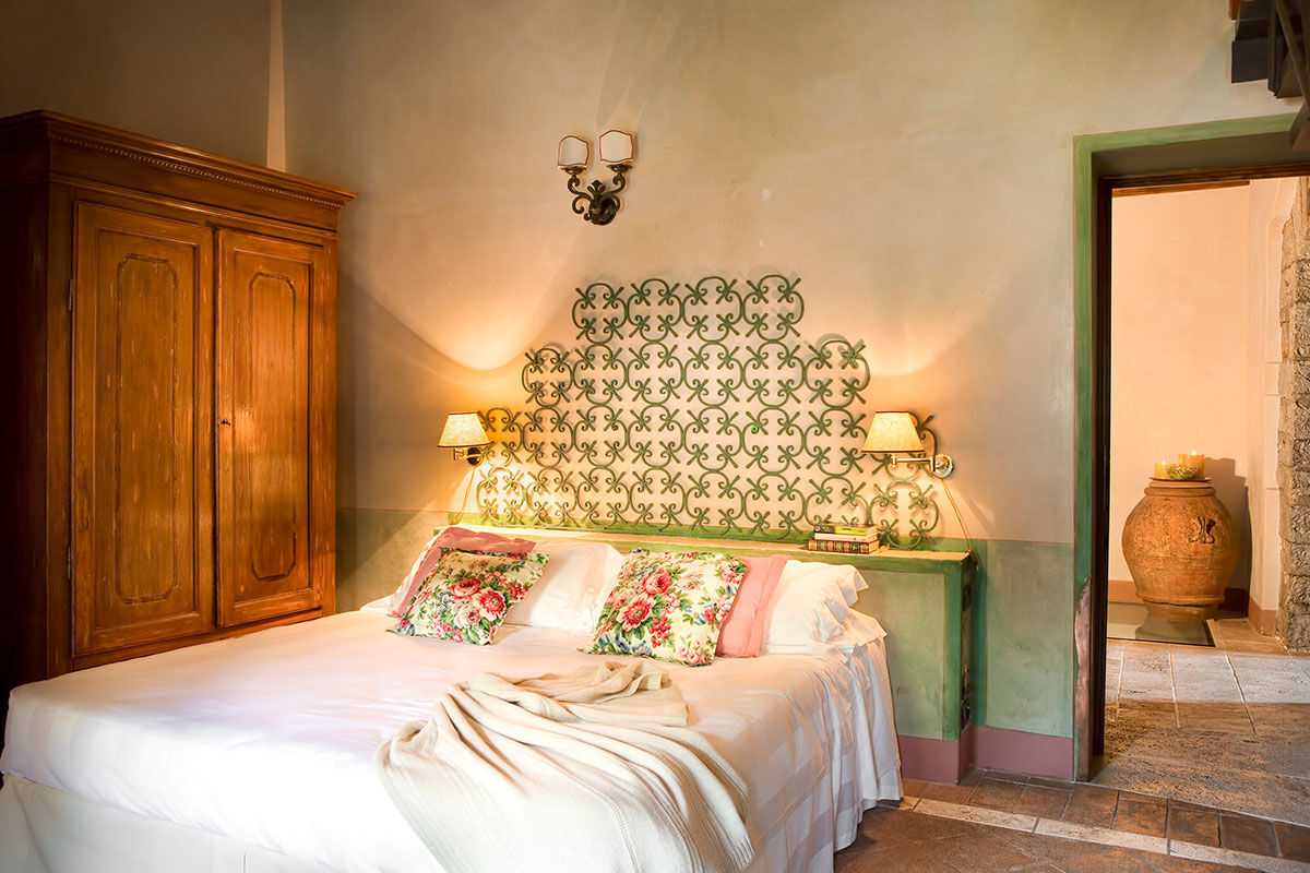 <b>La Canonica di Cortine</b> - Within the heart of Chianti, set amidst centuries-old vineyards and olive trees, La Canonica di Cortine is an ancient abode for country-chic lovers. With mature gardens, a pool and shaded terrace, this Chianti villa is the dream holiday retreat.