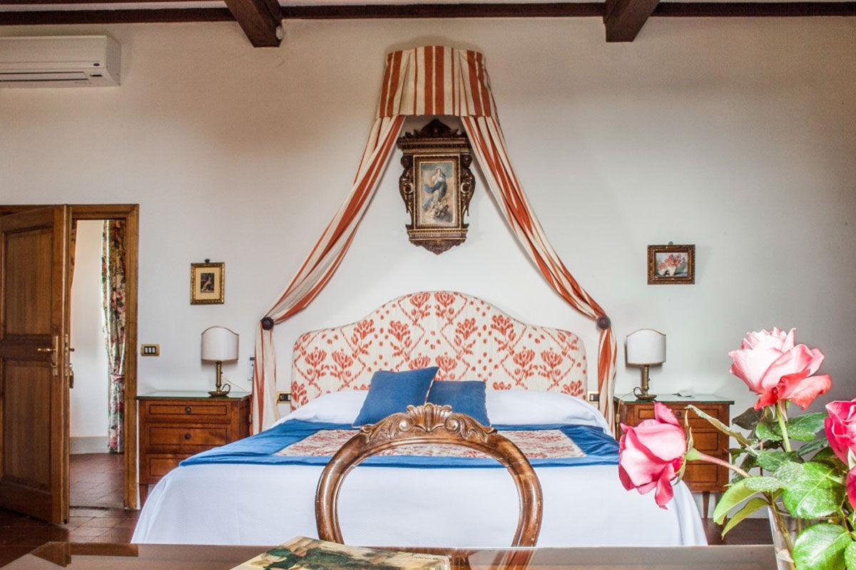 <b>Villa Le Barone</b> - This charming boutique hotel consists of quaint cottages, barns and a 16th century villa covered in ivy. With antique furnishings and a down-to-earth Tuscan restaurant, Villa Le Barone has an unspoiled ambiance of timeless Chianti warmth.