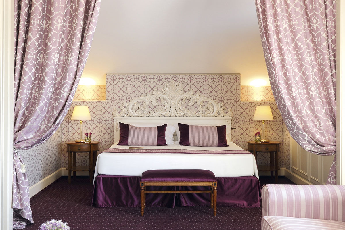 <b>Londra Palace</b> - Overlooking the Venetian Lagoon and San Marco basin, this genteel hotel has two elegant restaurants as well as a bar, lounge and rooftop terrace. The quality tapestries and brocades transport you from modern Venice to the days of opulence and splendor.