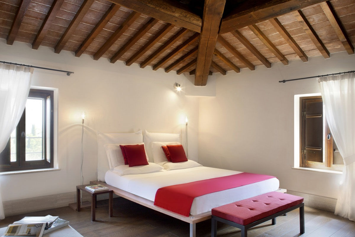 <b>Poggio Piglia</b> - Tucked away from the main road and sitting on its own quiet grounds, Poggio Piglia is the perfect retreat for the relaxed and refined traveler. At Poggio Piglia, culture and practicality meet: the infinity pool is nestled next to the herb garden and wine and olive oil are produced on site.