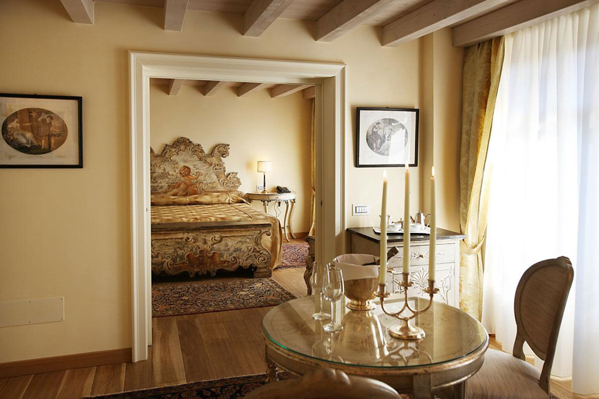 <b>Il Sogno di Giulietta</b> - Located within the courtyard of La Casa di Giulietta, you can’t get any closer to Shakespeare’s romantic world. With antique furnishings, this upscale boutique hotel has a dreamy charm; it even opens the courtyard to guests at night, while otherwise closed to the public.