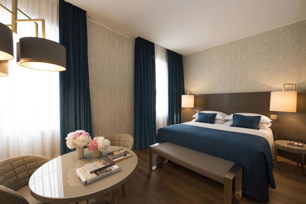 <b>Starhotels Rosa Grand</b> - The only hotel on Piazza Fontana, Hotel Rosa Grand is minutes away from Milan’s choice artistic and architectural treasures. This handsome hotel boasts of its views over the city square, its chic wine bar and lounge as well as its elegant restaurant, steam baths and tanning beds.